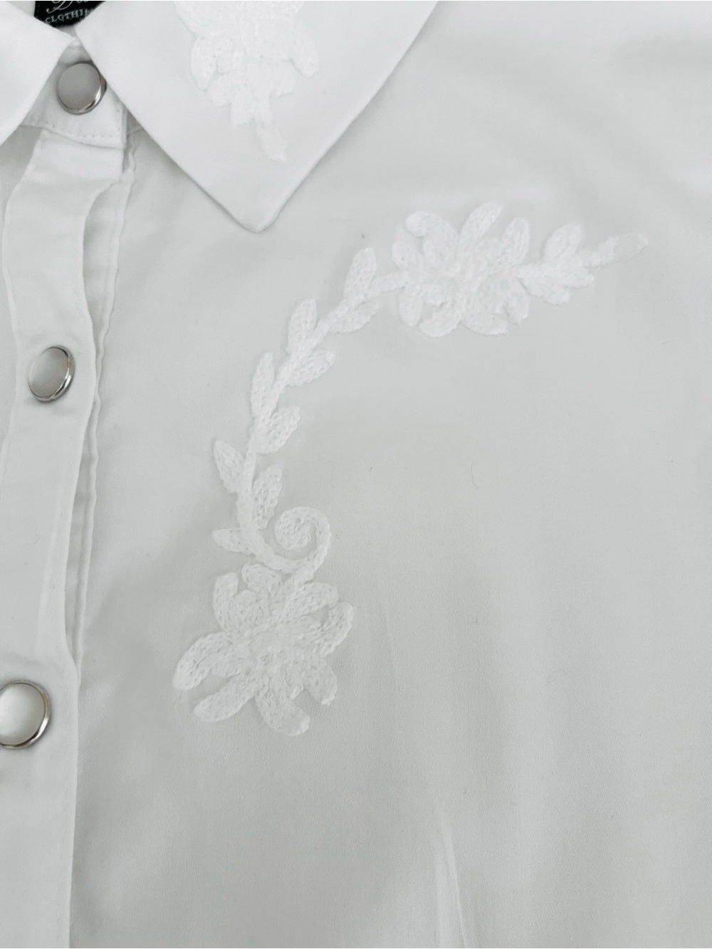 Dairy Boy Tailored Pearl Snap Top Shirt Size: 6 Color: White - Picture 11 of 16